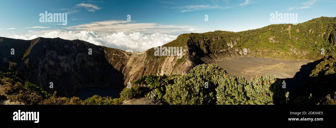 Costa Rica Landschaften - schöne Natur - Blick vom Irazu Vulkan auf den Krater und Landschaftsansicht rund um den Nationalpark Irazu. Straße vom Vulkan. Stockfoto