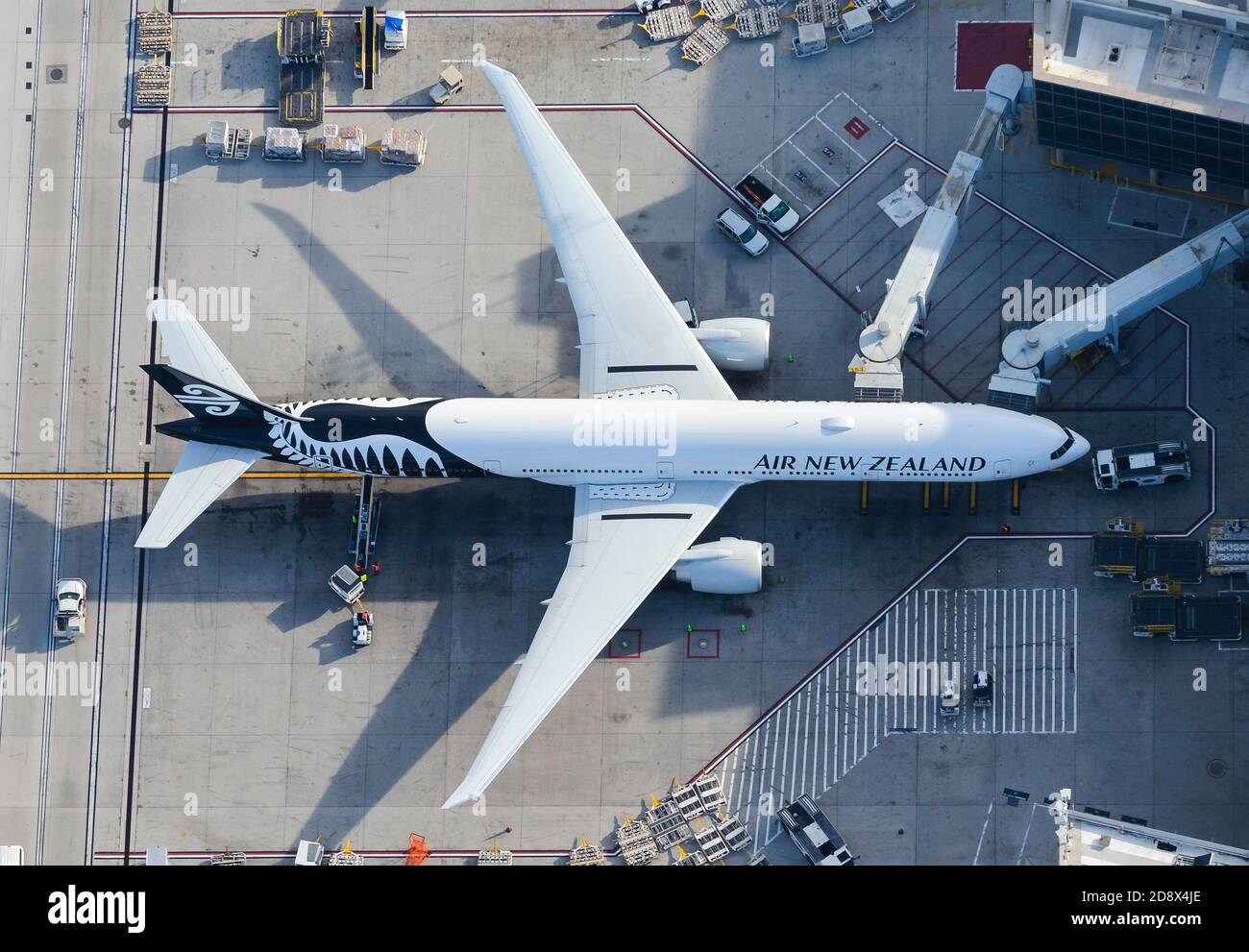Air New Zealand Boeing 777 Flugzeuge am Flughafen Los Angeles geparkt. Air NZ 777-300ER wird für den Flug zum Flughafen Auckland vorbereitet. Flugzeug ZK-OKO. Stockfoto