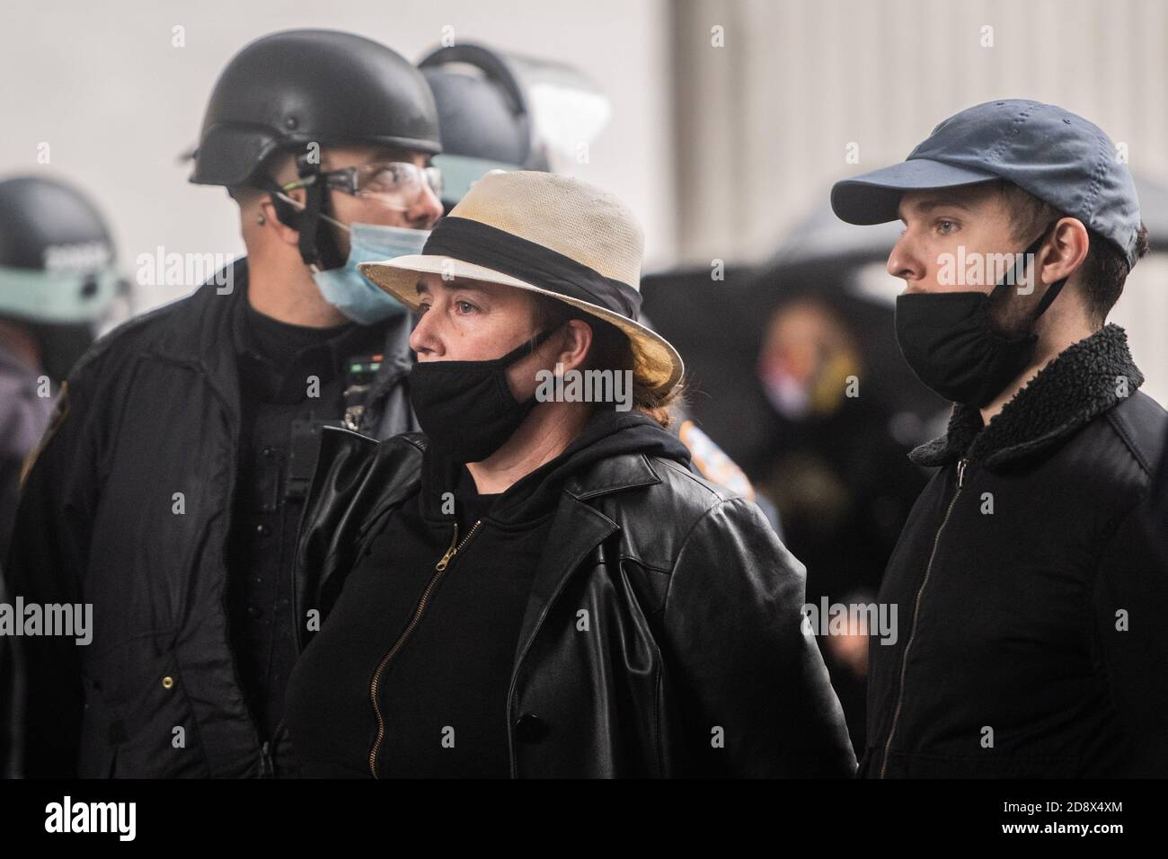 New York, Usa. November 2020. Beamte des New Yorker Polizeidezernats verhaften einen Fotojournalisten, während sie einen Anti-Trump-Protest am 1. November 2020 in New York, New York, dokumentierten. Foto: Chris Tuite/ImageSPACE/Sipa USA Kredit: SIPA USA/Alamy Live News Stockfoto