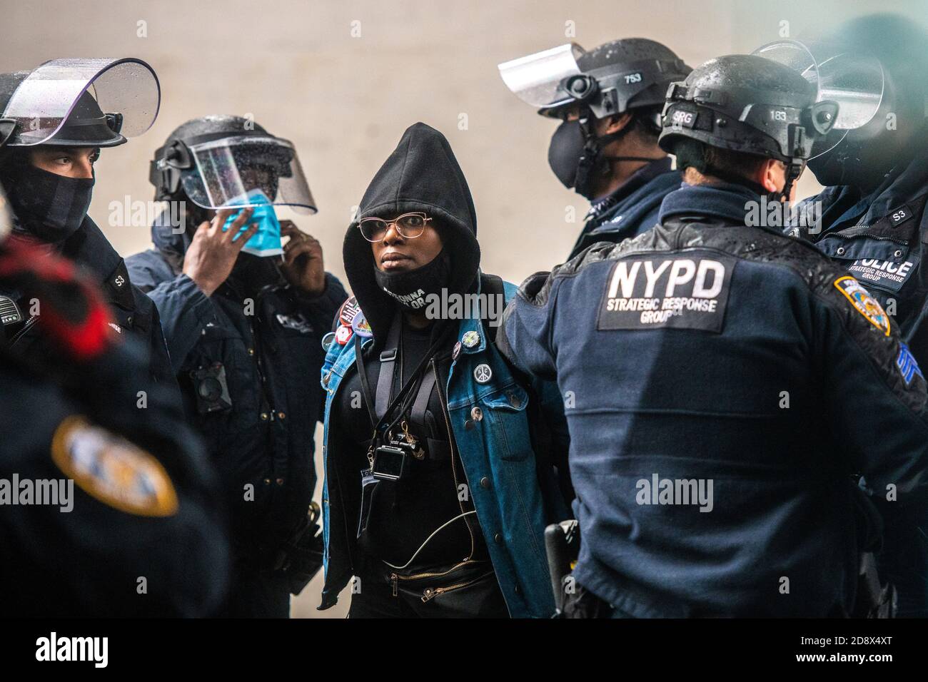 New York, Usa. November 2020. Beamte des New Yorker Polizeidezernats verhaften die unabhängige Journalistin Ashley Dorelus, während sie einen Anti-Trump-Protest am 1. November 2020 in New York, New York, dokumentierten. Foto: Chris Tuite/ImageSPACE/Sipa USA Kredit: SIPA USA/Alamy Live News Stockfoto