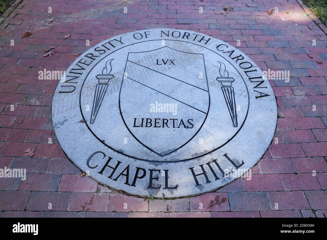 Chapel Hill, NC / USA - 21. Oktober 2020: Die University of North Carolina Chapel Hill Siegel in Backstein Walk Way. Stockfoto