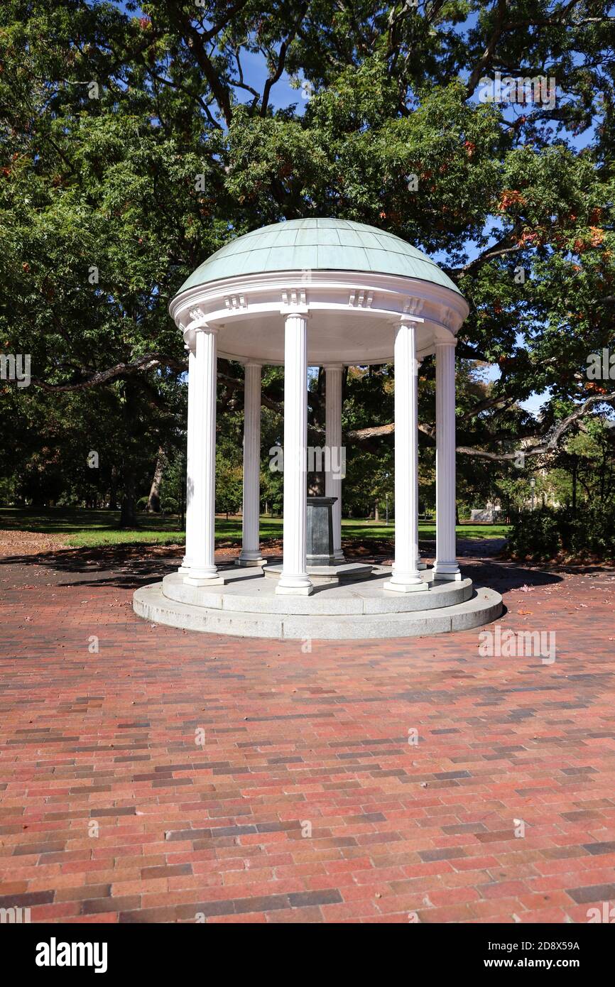 Chapel Hill, NC / USA - 21. Oktober 2020: Der alte Brunnen auf dem Campus der University of North Carolina Stockfoto