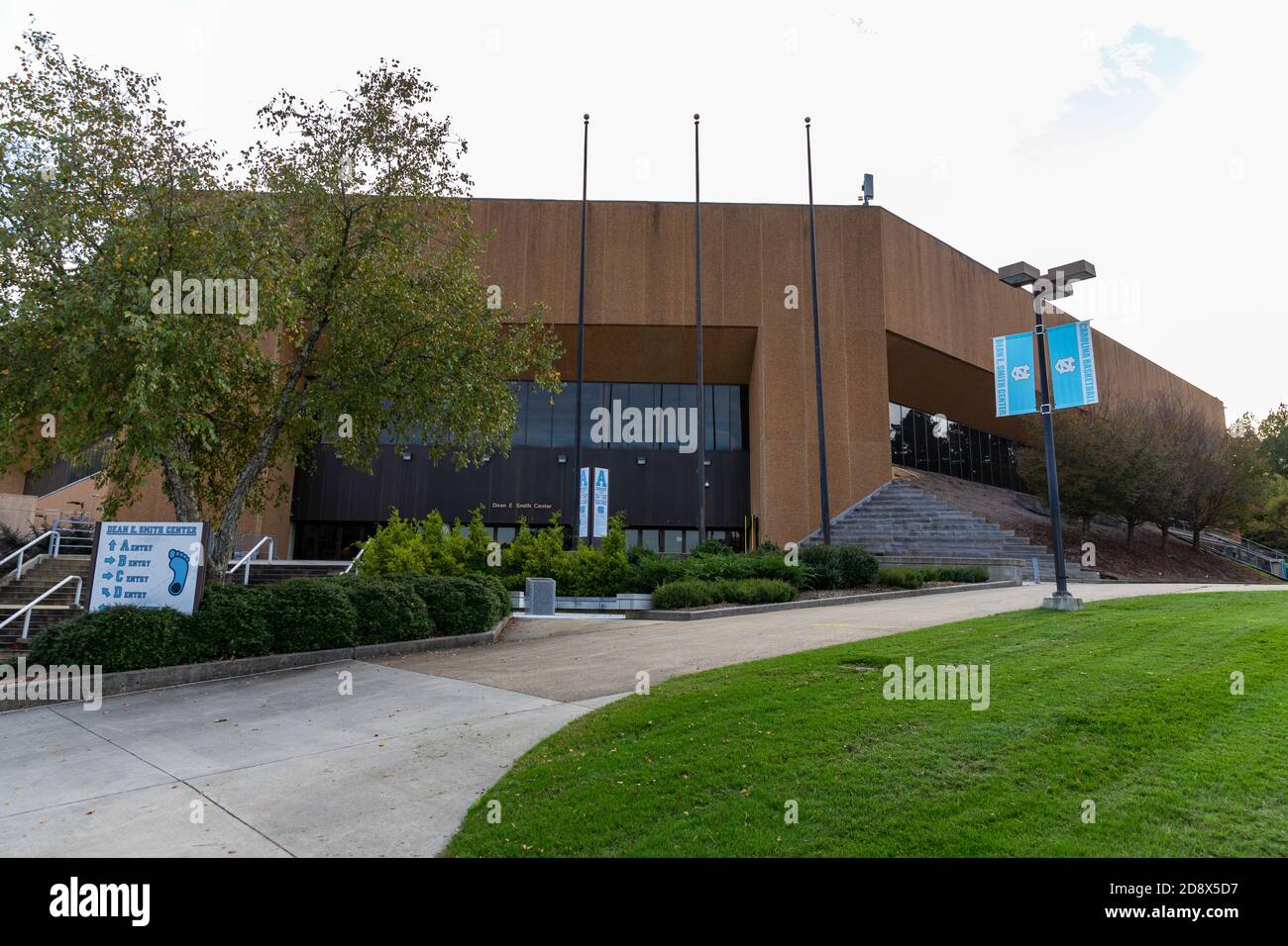 Chapel Hill, NC / USA - 22. Oktober 2020: Dean E. Smith Center auf dem Campus der University of North Carolina. Stockfoto