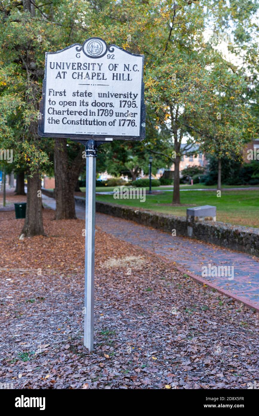 Chapel Hill, NC / USA - 22. Oktober 2020: University of North Carolina at Chapel Hill historischen Marker, markiert seine im Jahr 1795 geöffnet Stockfoto