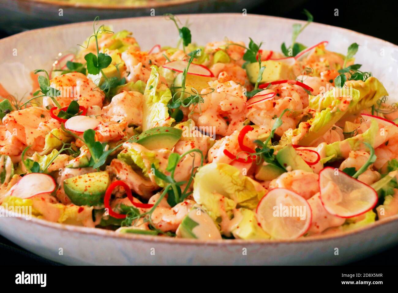 Poach Shrimps Salat mit Edelsteinsalat, Avocado und marie-Rose Sauce Stockfoto