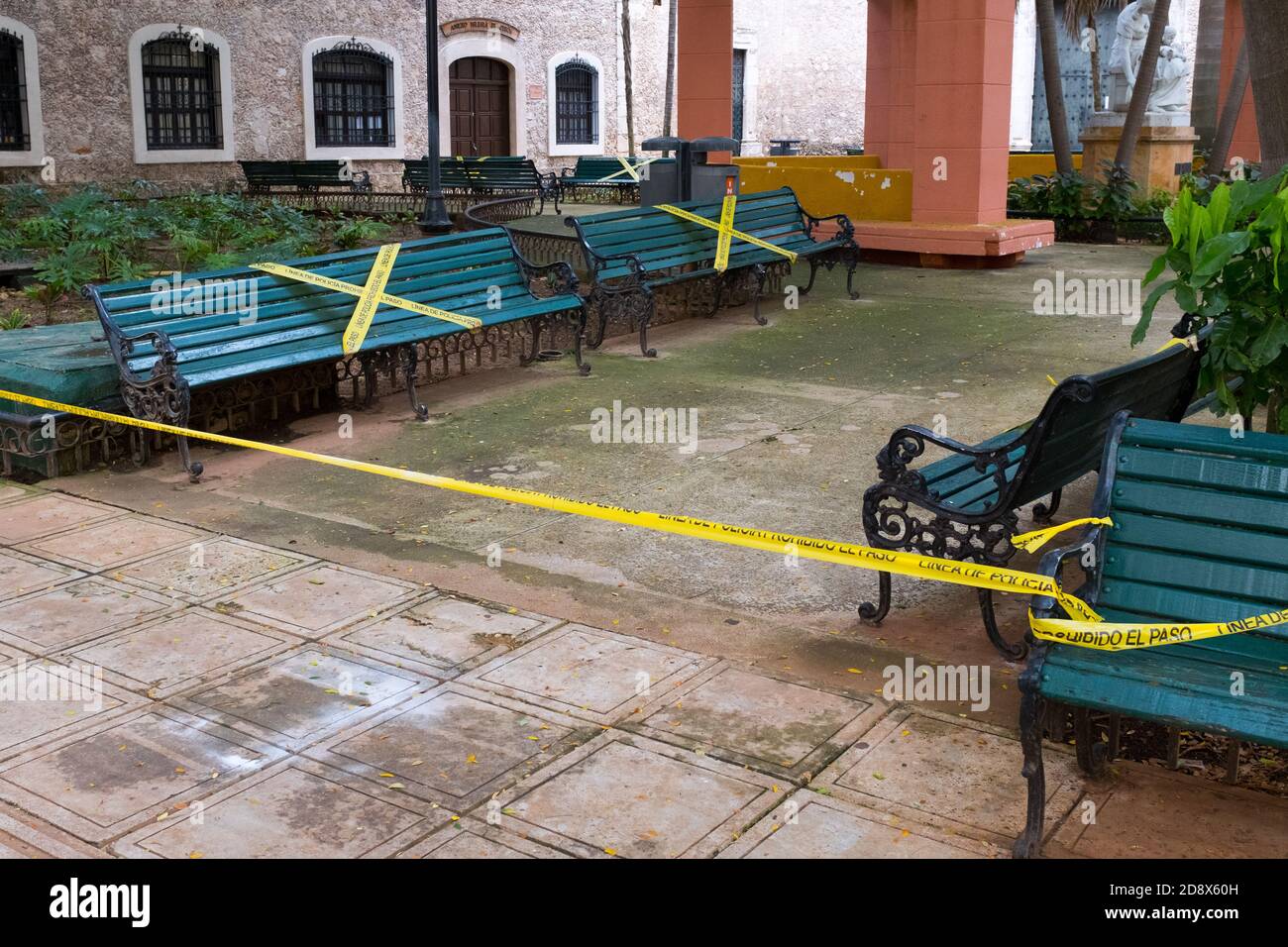 Bänke abgesperrt wegen der Covid-19 Pandemie, Merida, Mexiko Stockfoto