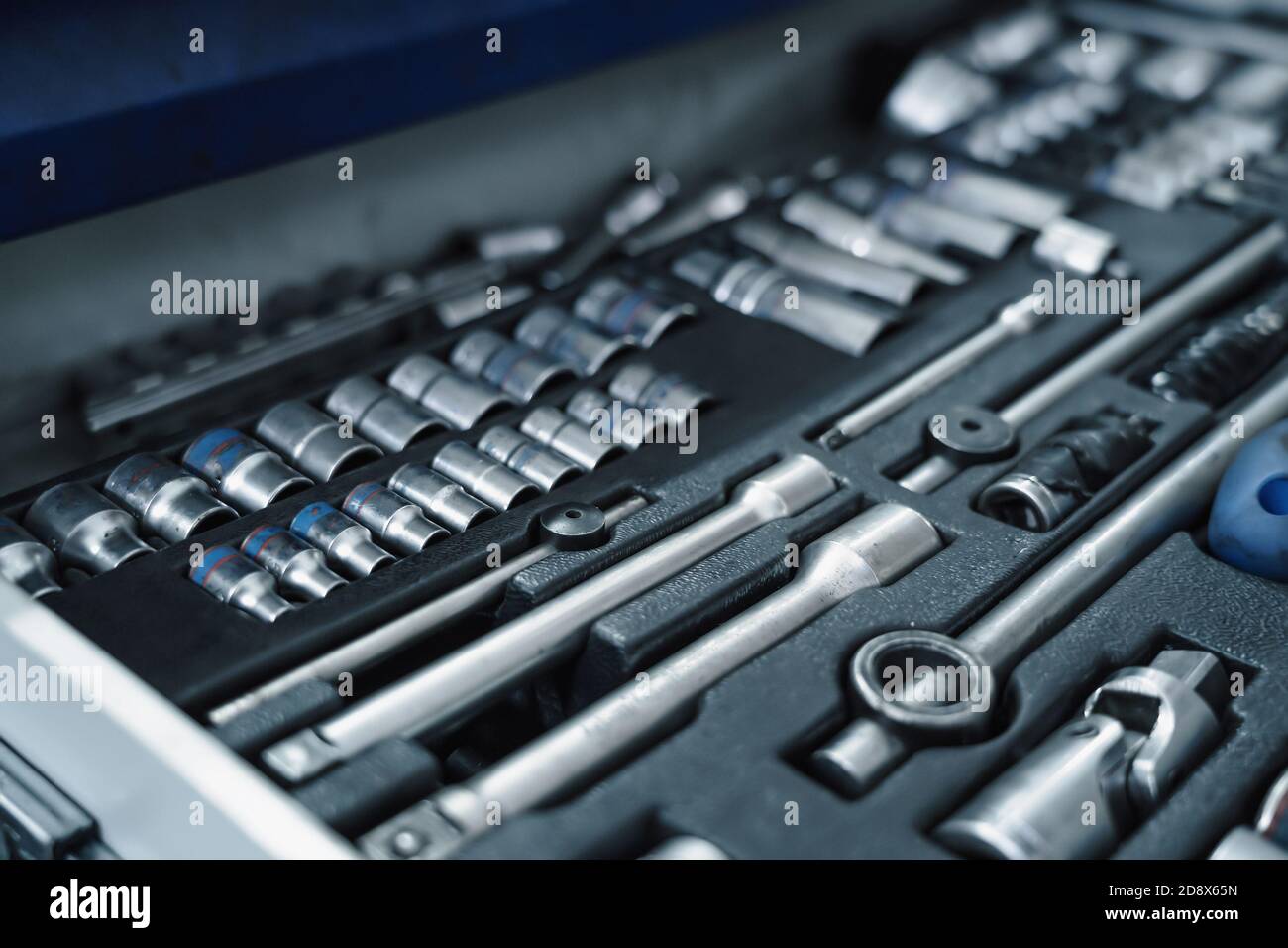 Set von Werkzeugen und Schraubenschlüssel für die Auto-Reparatur in der Garage Service, close up. Stockfoto