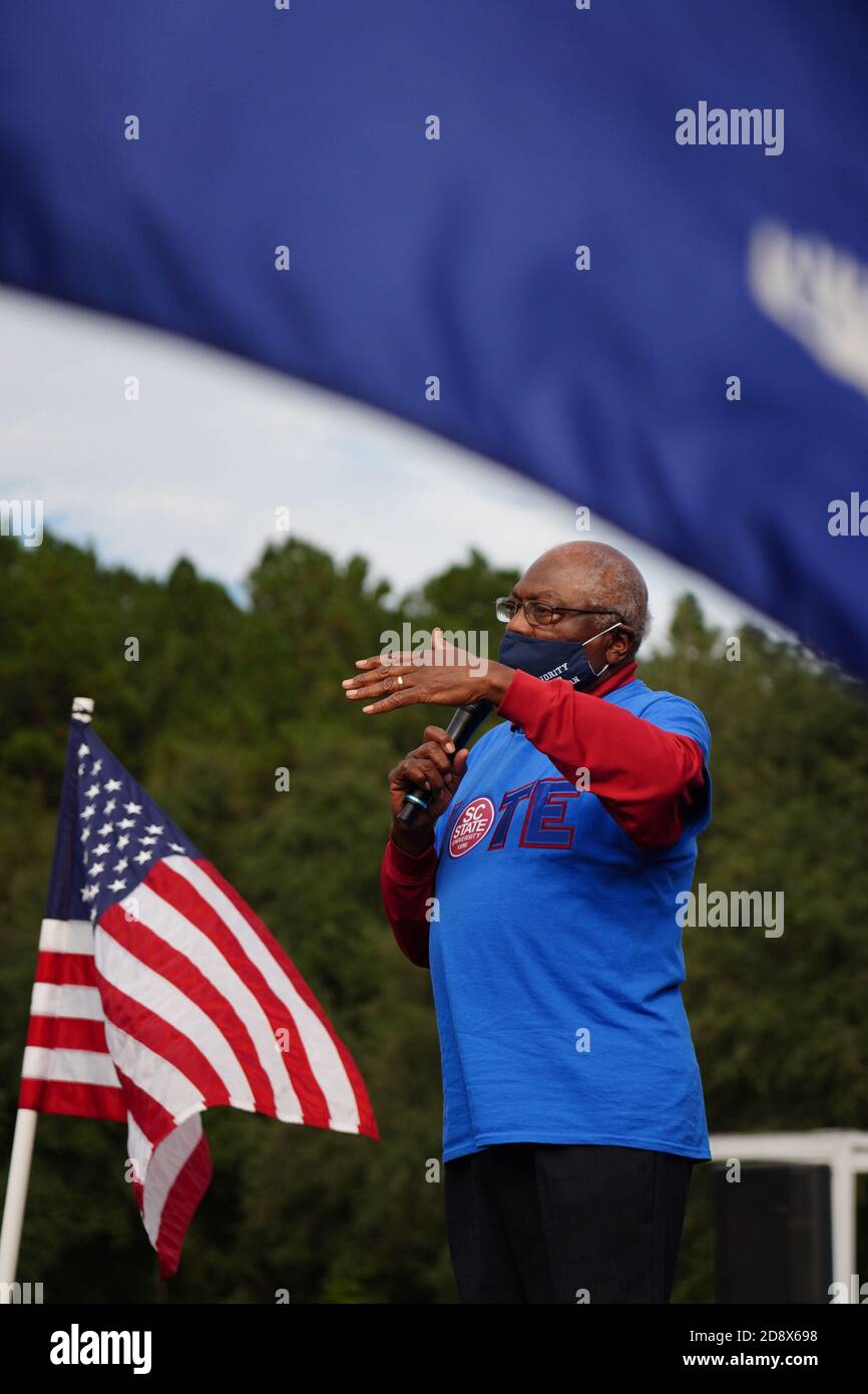 Hollywood, Usa. November 2020. House Majority Whip James Clyburn Adressen Unterstützer während einer Kampagne stoppen mit Senatskandidat Jaime Harrison in einer ländlichen Gegend außerhalb Charleston am Sonntag, 1. November 2020 in Hollywood, South Carolina. Harrison ist Hals und Hals in den Umfragen gegen den amtierenden Senator Lindsey Graham. Foto von Richard Ellis/UPI Credit: UPI/Alamy Live News Stockfoto