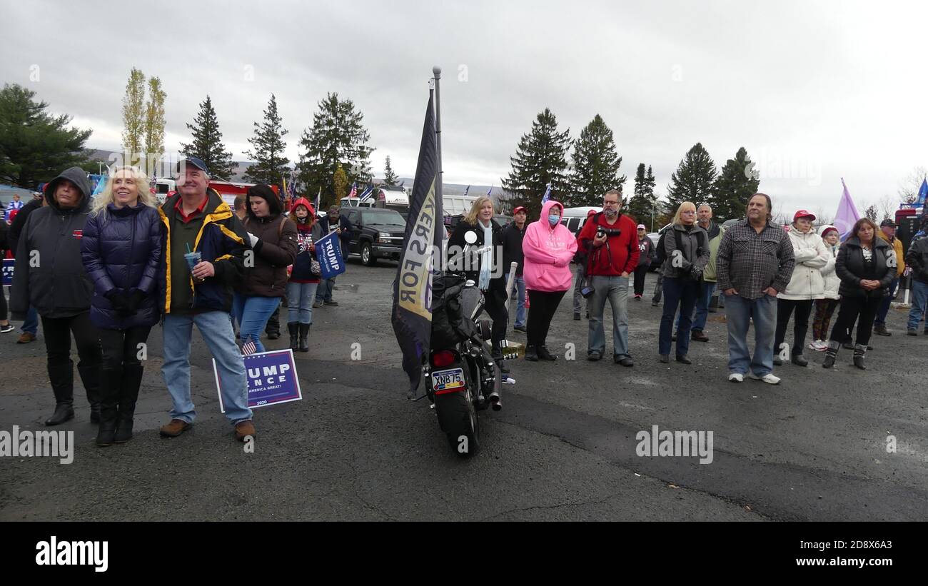 Pennsylvania, USA. November 2020. (NEU) Biker inszenieren ein riesiges "TRUMP THUNDER" Event zur Unterstützung von US-Präsident Donald Trump. 1. Nov 2020, Dickson City, Pennsylvania, USA: Jahrzehntelang waren Amerikas 'Rolling Thunder'-Bewegung von Vietnam Vets und Motorradfahrern 'Bikers' eine mächtige Wahllobby. Heute hat sich ein riesiges Gefolge von Bikern aus den Bundesstaaten Pennsylvania, New York und New Jersey versammelt, um "TRUMP DONNER" zu inszenieren, um Donald Trumps Kandidatur für eine zweite Amtszeit als Präsident der Vereinigten Staaten in Pennsylvania zu unterstützen. Kredit: ZUMA Press, Inc./Alamy Live Nachrichten Stockfoto