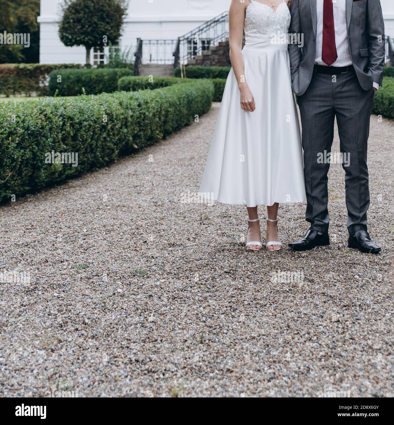 Stilvolle Braut und Bräutigam posiert. Hochzeitsporträt von Liebenden Brautpaar. Stockfoto