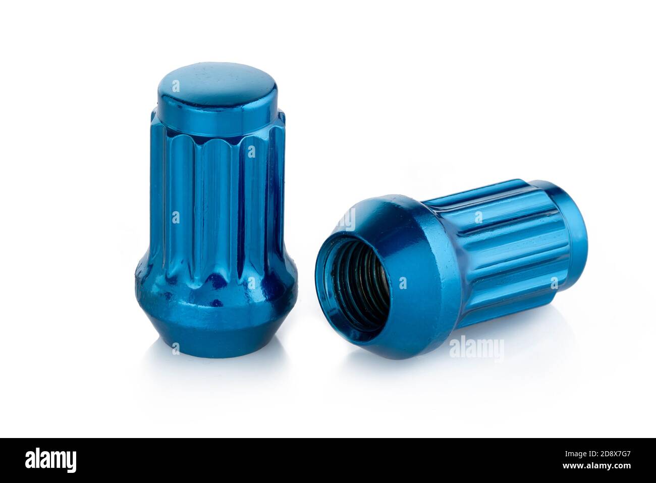 Zwei schöne blaue Muttern für Autoräder auf einem weißen Hintergrund Stockfoto