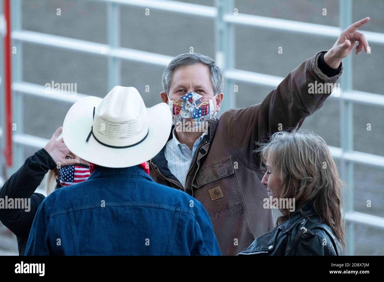 Kalispell, Montana, USA. Oktober 2020. Montana Senator Steve Daines bei einer Get Out the Vote Rally mit Donald Trump Junior und an Halloween Nacht als ein Vollblauer Mond kam auf dem Flathead County Fairgrounds in Kalispell, Montana.Amtsinhaber Senator Daines ist in einer engen mit Montana Gouverneur Steve Bullock. Quelle: Kent Meireis/ZUMA Wire/Alamy Live News Stockfoto