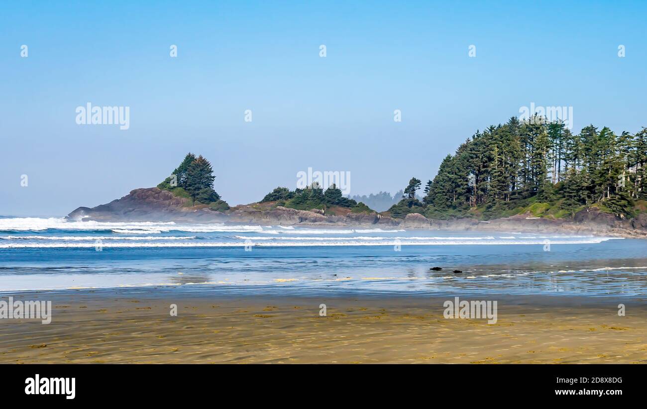 Der Sandstrand von Cox Bay und die felsige Küste zwischen Cox Bay und Chesterman Beach im Pacific Rim National Park auf Vancouver Island, British Colu Stockfoto