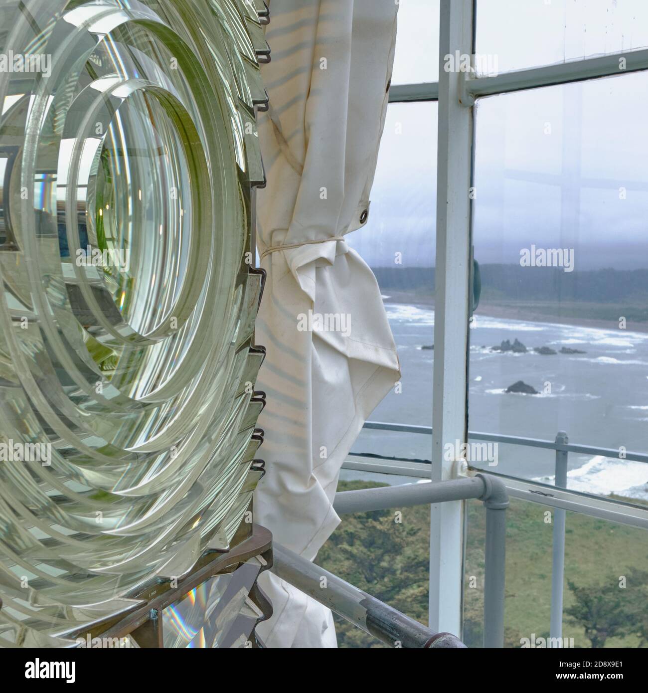 Beeindruckende Fresnel Lens of Cape Blanco Lighthouse, Oregon und darüber hinaus eine Strecke von nebligen Küste Stockfoto
