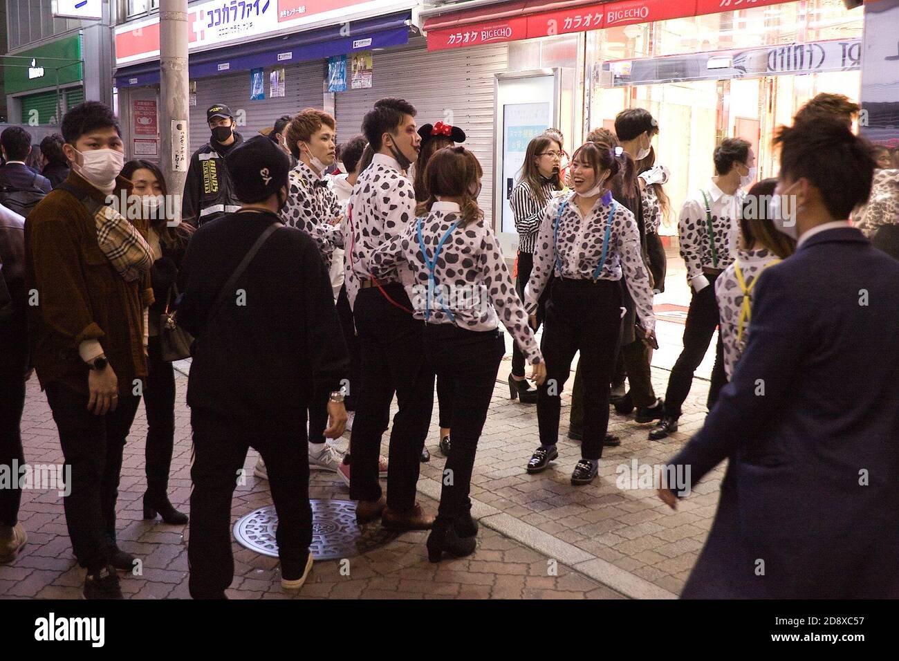 31. Oktober 2020, Tokio, Japan: Menschen versammeln sich in Shibuya, Tokio, um Halloween 2020 zu feiern. Quelle: Michael Steinebach/AFLO/Alamy Live News Stockfoto