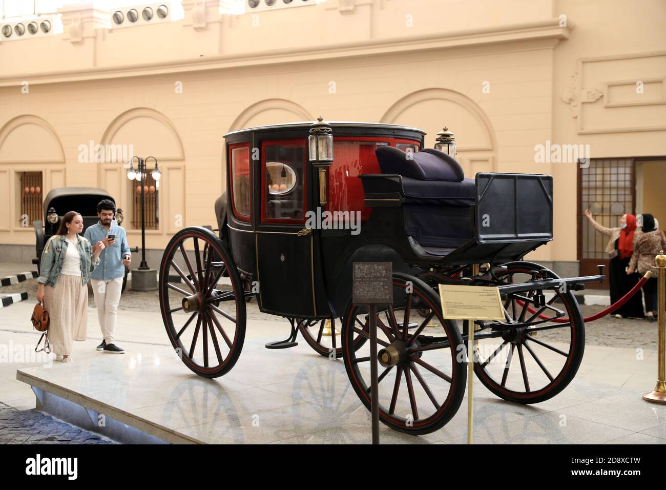 Kairo, Ägypten. November 2020. Am 1. November 2020 besuchen die Menschen das Royal Carriages Museum in Kairo, Ägypten. Das Royal Carriages Museum in Kairo wurde am 31. Oktober 2020 nach fast zwei Jahrzehnten Schließung wieder eröffnet. Das Museum beherbergt königliche Kutschen und Zubehör der Pferdewächter der Mohamed Ali Dynastie, von denen viele exquisite ausländische Geschenke an die königliche Familie waren. Das Museum wurde 2001 zur Restaurierung geschlossen, aber bald wurde das Projekt eingestellt. Das Restaurierungsprojekt wurde von der ägyptischen Regierung im Jahr 2017 neu gestartet. Quelle: Ahmed Gomaa/Xinhua/Alamy Live News Stockfoto