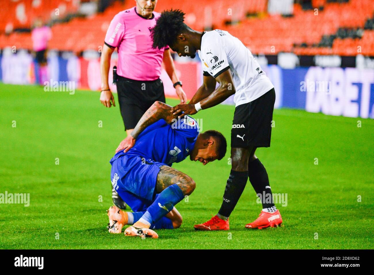 Thierry Correia von Valencia und Mathias Olivera von Getafe sind in Aktion während der spanischen Liga, La Liga, Fußballspiel zwischen Valencia und Getafe im Mestalla Stadion.(Endstand; Valencia 2:2 Getafe) Stockfoto