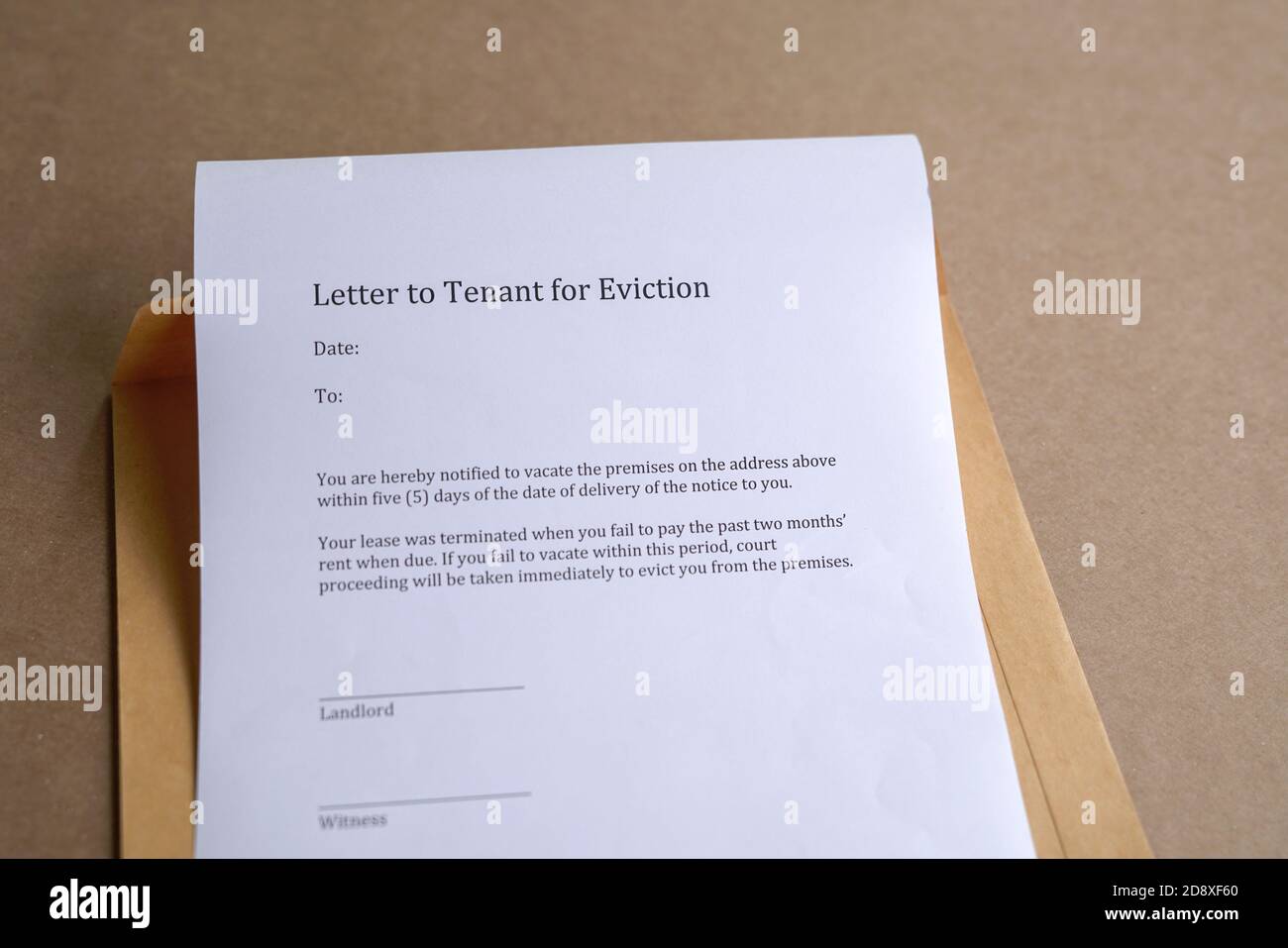 Brief an Mieter zur Räumung, auf braunem Umschlag Stockfoto