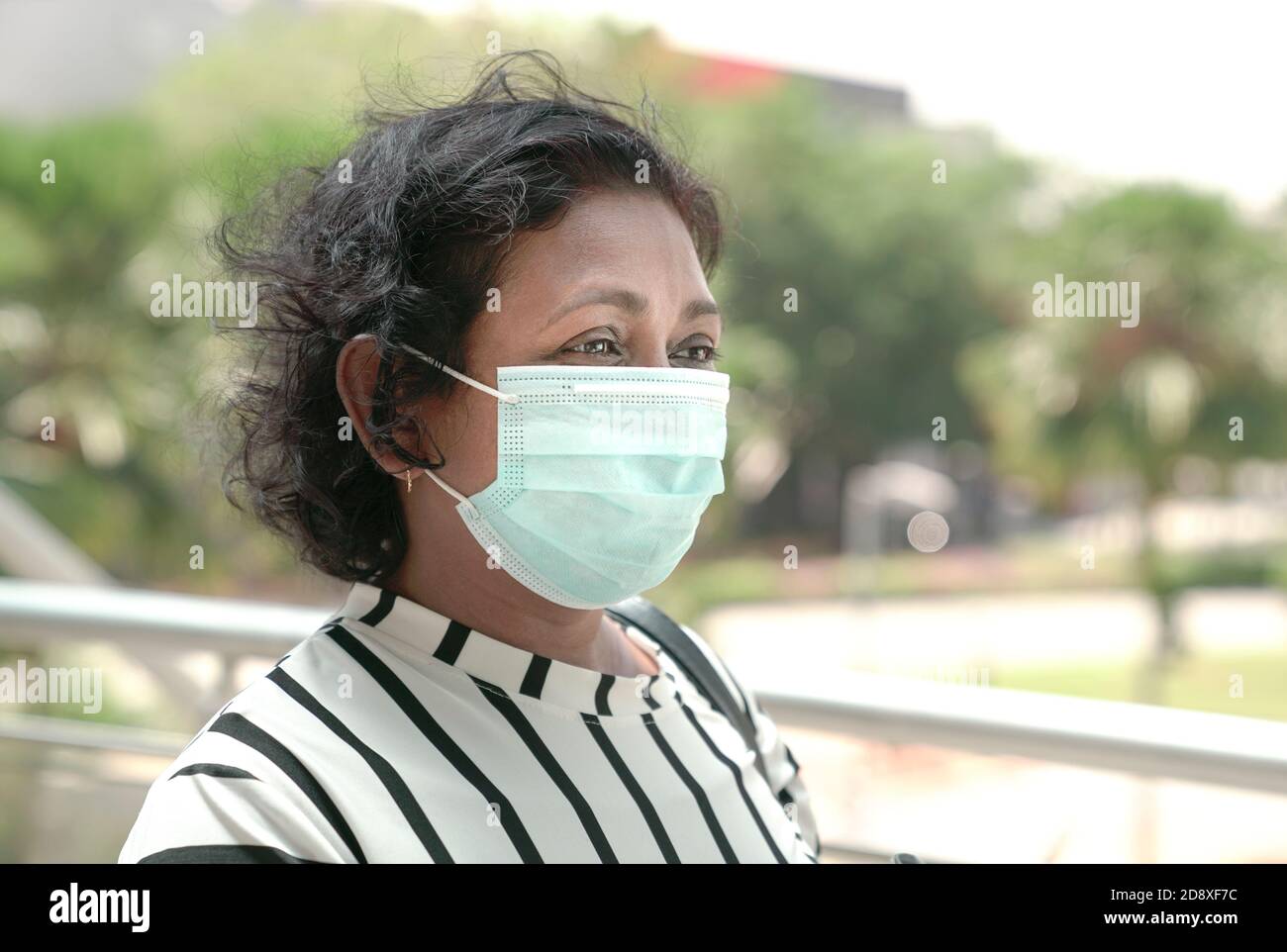 Porträt der Geschäftsfrau trägt Gesichtsmaske. Nahaufnahme. Stockfoto