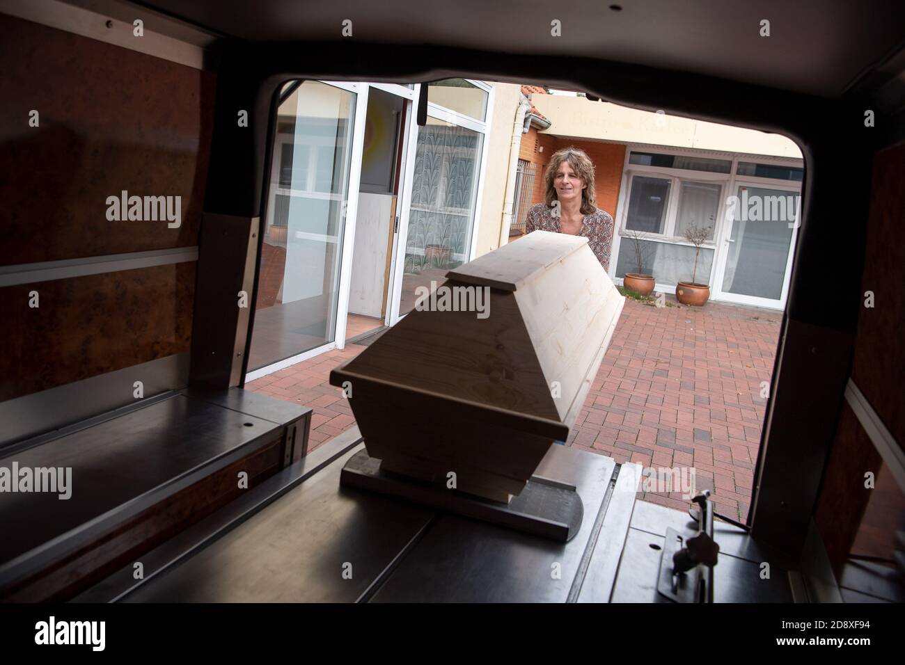 Oldenburg, Deutschland. September 2020. Ellen Matzdorf, Bestatter und Hebamme, schiebt einen Sarg in den Leichenwagen. (To dpa 'von Anfang bis Ende: Ellen Matzdorf ist Hebamme und Bestatter') Quelle: Sina Schuldt/dpa/Alamy Live News Stockfoto