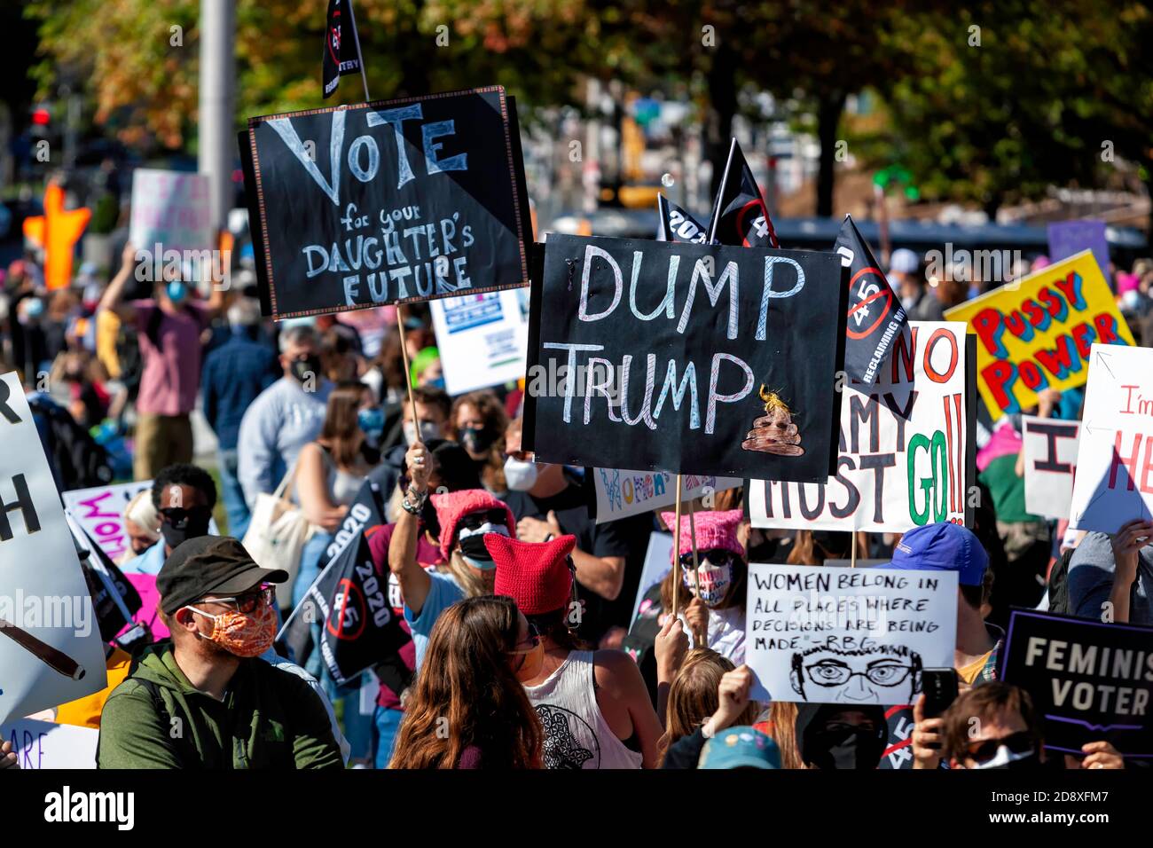 Zeichen beim Count on US Women's March fordern die Wähler dazu auf, Trump zu "verdrängen" und ihn zur Unterstützung der Frauenrechte aus dem Amt zu wählen, Washington, DC, USA Stockfoto
