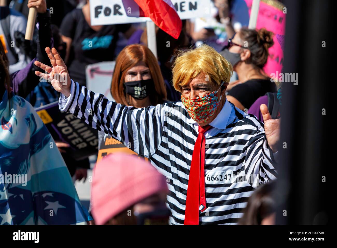 Ein Mann, der als Donald Trump in Gefängnisstreifen gekleidet war, war beim Count on US Women's March auf der Freedom Plaza, Washington, DC, USA, sehr beliebt Stockfoto