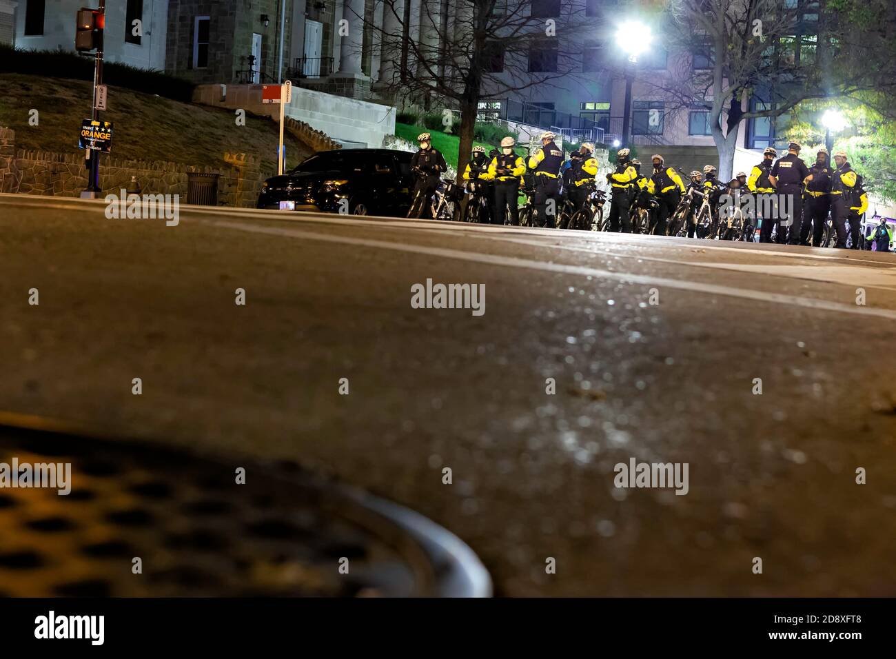 Metropolitan (DC) Polizeibeamte überzählten Demonstranten 2 oder 3 zu 1 während der Proteste über Polizeibeteiligung Karon Hyltons Tod, Washington, DC, USA Stockfoto