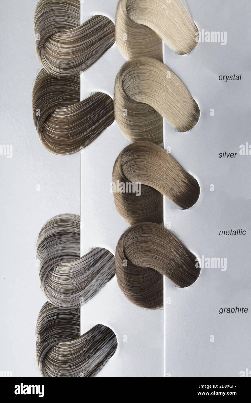 Professionelle Färbung Konzept . Haarfarben Beispiel Nahaufnahme . Farbpalette aus Metall, Silber und Kristall Stockfoto