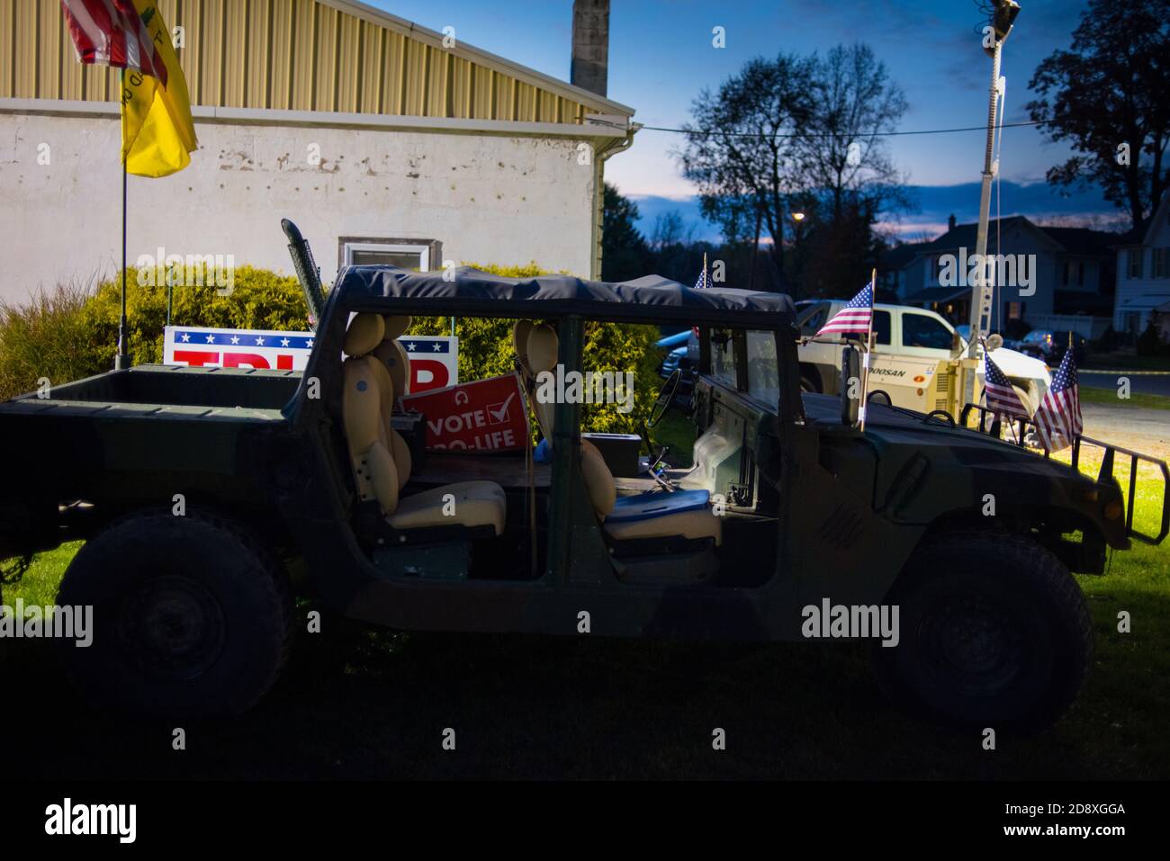 Jeep Fahrzeug stolz zeigt Trump Zeichen einschließlich Second Amendment Grafik, Virginia Motto "Tread on me" in Unterstützung während Trump Rallye, Montou Stockfoto