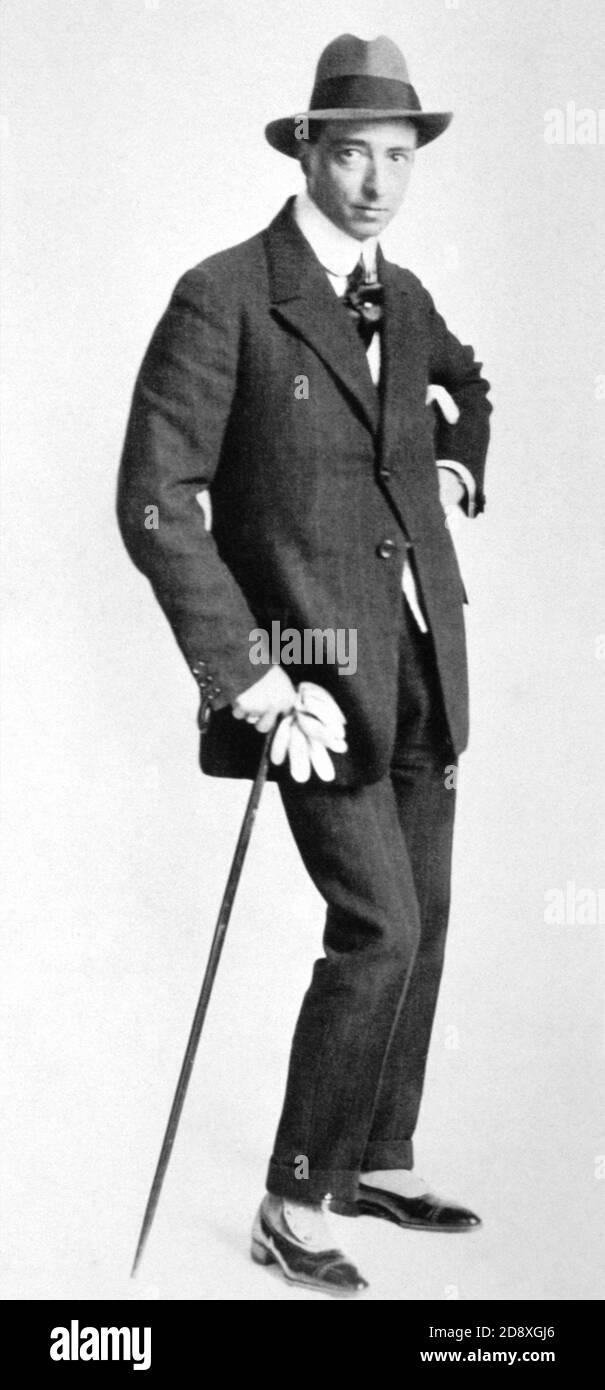 1915 c , ITALIEN : LUIGI BARZINI (Orvieto 1874 - Milano 1947 ) , italienischer Journalist von 1899 Reporter für CORRIERE DELLA SERA Zeitung . Berühmt für seine Rennwagen PECKING - PARIS im Jahr 1907 - GIORNALISTA - GIORNALISMO - AUTOMOBILISMO - GARA AUTOMOBILISTICA - SPORT - JOURNALISMUS - Hut - cappello - Cane - Bastone da passeggio - Cravatta - Kragen - Krawatte - colletto - Dandy - gaga' - guanti - Handschuhe -- -- Archivio GBB Stockfoto