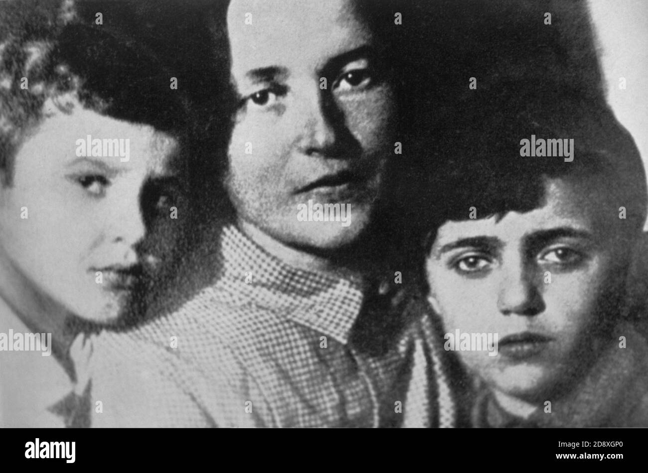 1930 's : GIULIA SCHUCHT , russische Frau des italienischen kommunistischen Intellektuellen ANTONIO GRAMSCI ( 1891 - 1937 ) , mit Söhnen DELIO und GIULIANO - PARTITO COMUNISTA ITALIANO - PCI - POLITICO - POLITIKER - POLITICA - POLITIC ---- Archivio GBB Stockfoto