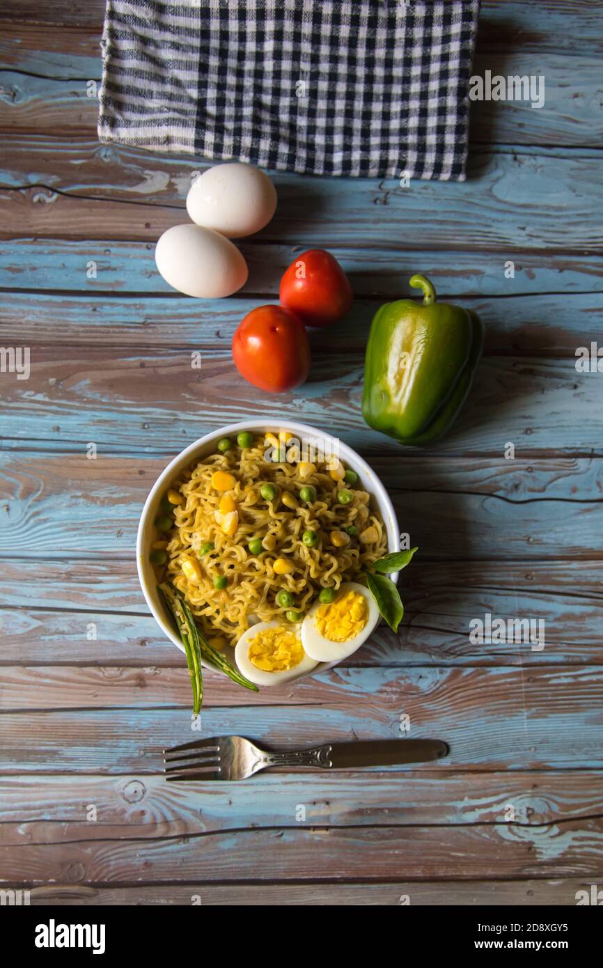 Blick von oben auf Ramen Nudeln in einer Schüssel Stockfoto