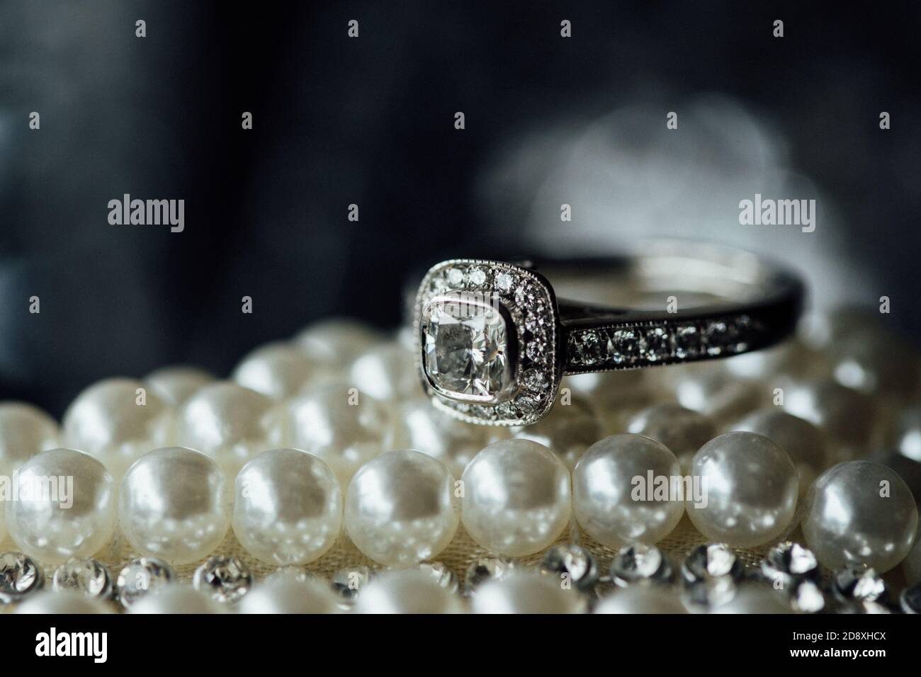 Diamantener Verlobungsring. Schönes Verlobungssymbol. Stockfoto