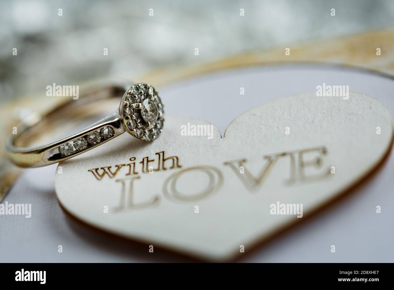 Diamantener Verlobungsring. Schönes Verlobungssymbol. Stockfoto