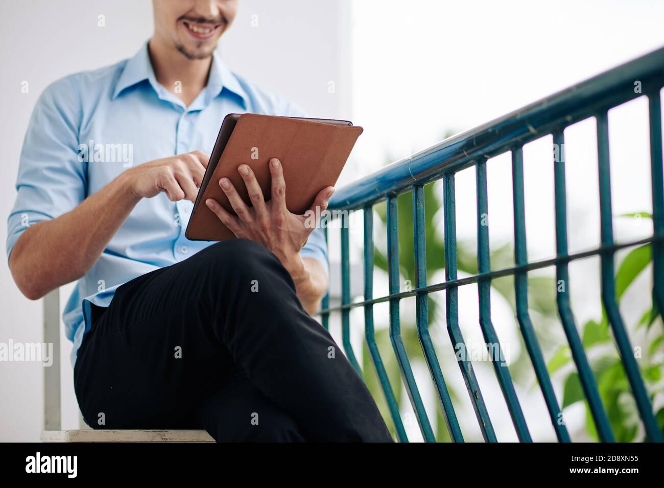 Glücklicher Mann mit App auf Tablet Stockfoto
