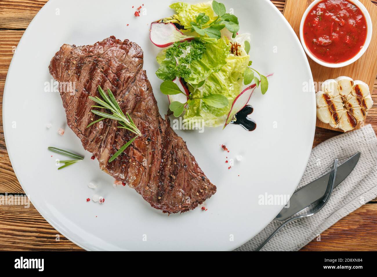 BBQ alternative Steak ist auf einem weißen Teller Stockfoto