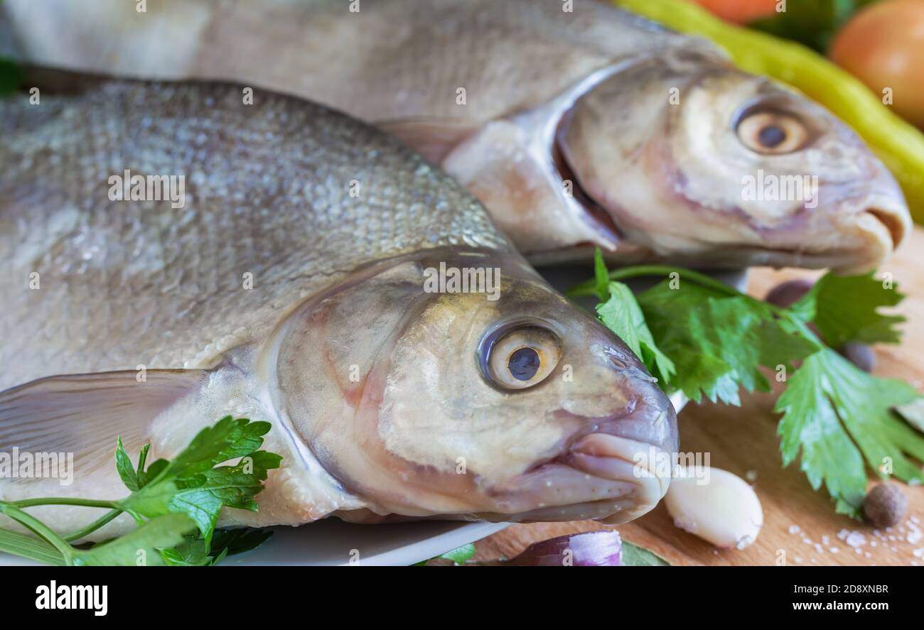 Große Flussfischbrasse zum Braten gekocht Stockfoto