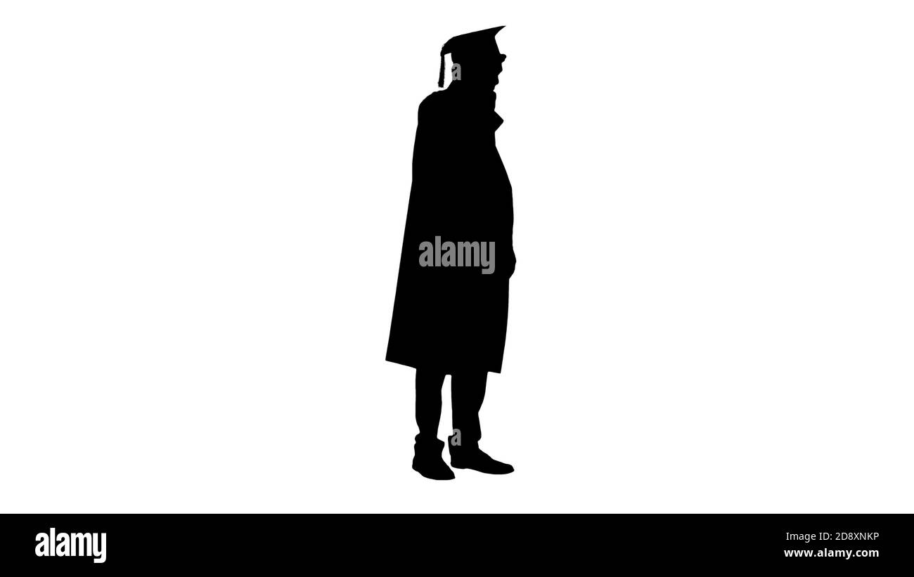 Weitwinkel. Seitenansicht. Silhouette Männlich Absolvent in Kleid und Mortarboard mit Gespräch am Telefon. Professionelle Aufnahme in 4K-Auflösung. 047. Sie Stockfoto