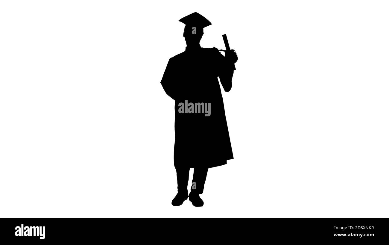 Weitwinkel. Vorderansicht. Silhouette glücklich afroamerikanischen männlichen Schüler in Graduierung Robe posiert mit Diplom für Kamera. Professionelle Aufnahme in 4K-Auflösung Stockfoto
