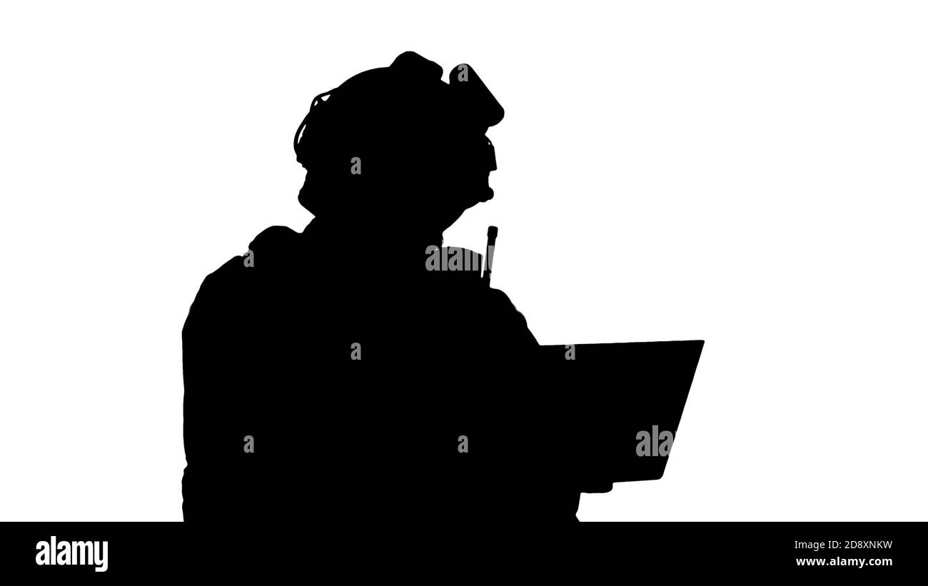 Nahaufnahme. Vorderansicht. Alpha Channel Professional hat in 4K-Auflösung gedreht und steht auf dem Marineweg und verwendet einen Laptop. 048. Sie können es z.B. in Ihrem medizinischen, CO Stockfoto