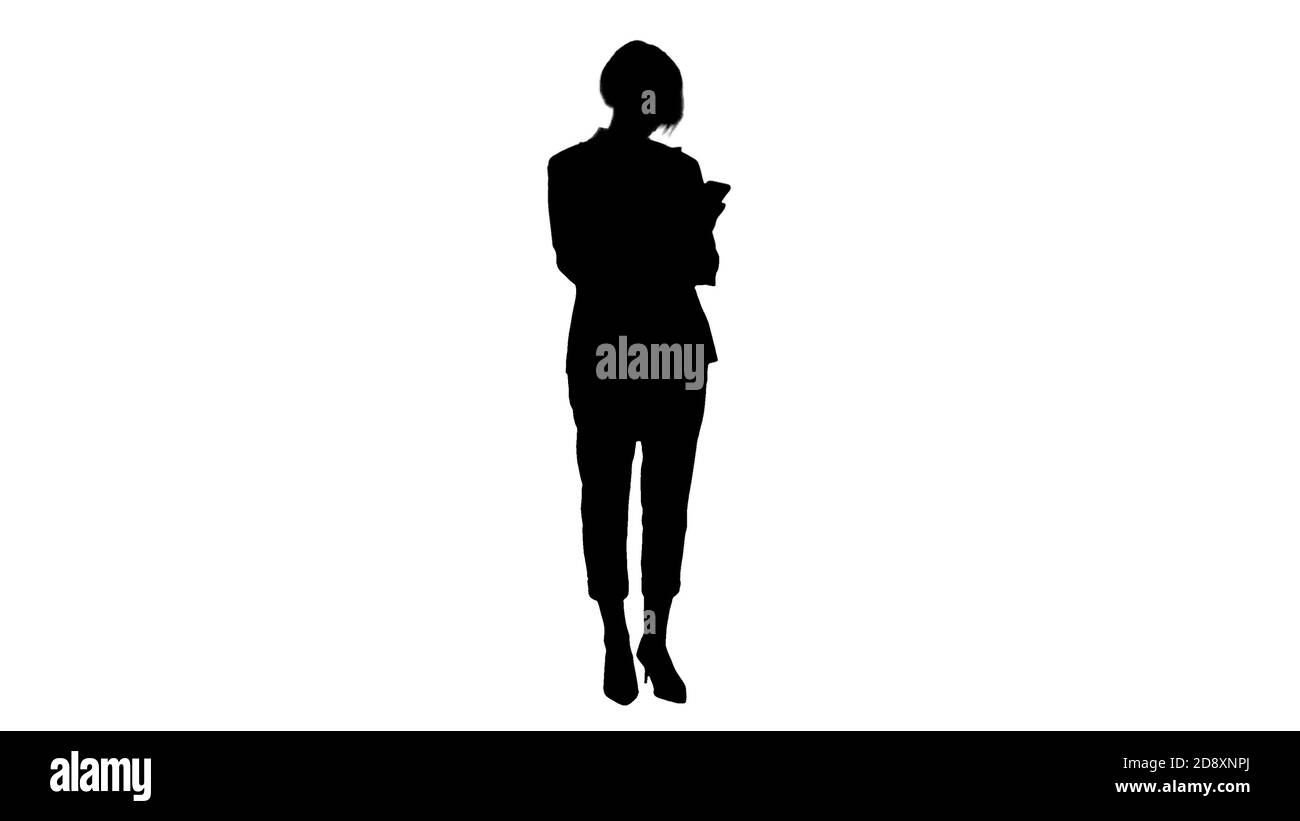 Weitwinkel. Vorderansicht. Silhouette ältere Geschäftsfrau arbeitet auf einem Smartphone. Professionelle Aufnahme in 4K-Auflösung. 063. Sie können es z.B. in Ihrem m verwenden Stockfoto