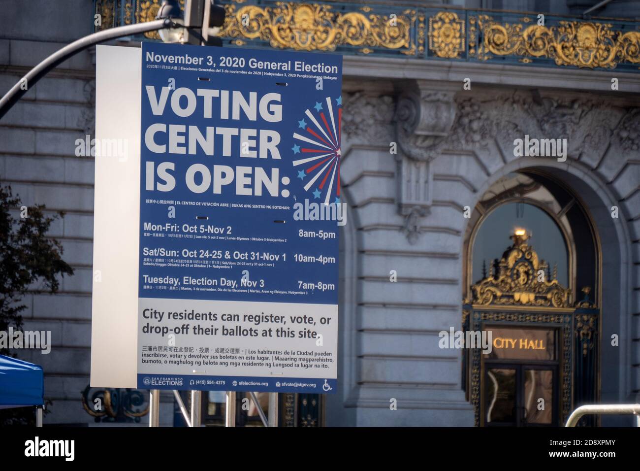 San Franciscos Voting Center, 1. November 2020. Außerhalb des Bill Graham Civic Auditorium, öffnet sich für die Wähler, um in-Person wählen oder Drop-off-Abstimmung per Post Stockfoto