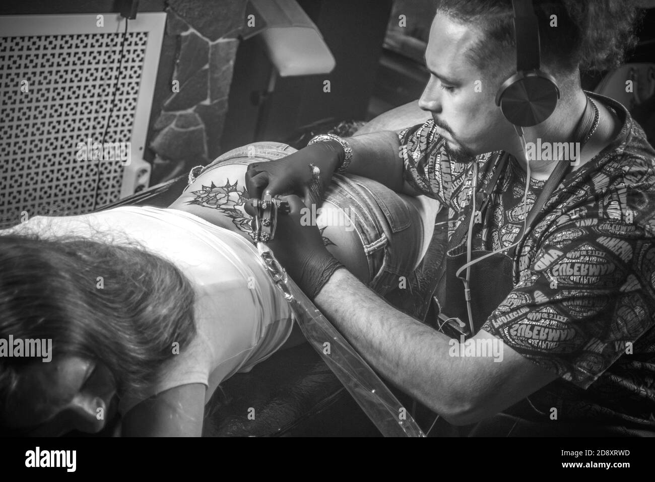 Meister der Kunst des Tätowierens arbeitet in Tattoo-Salon Stockfoto