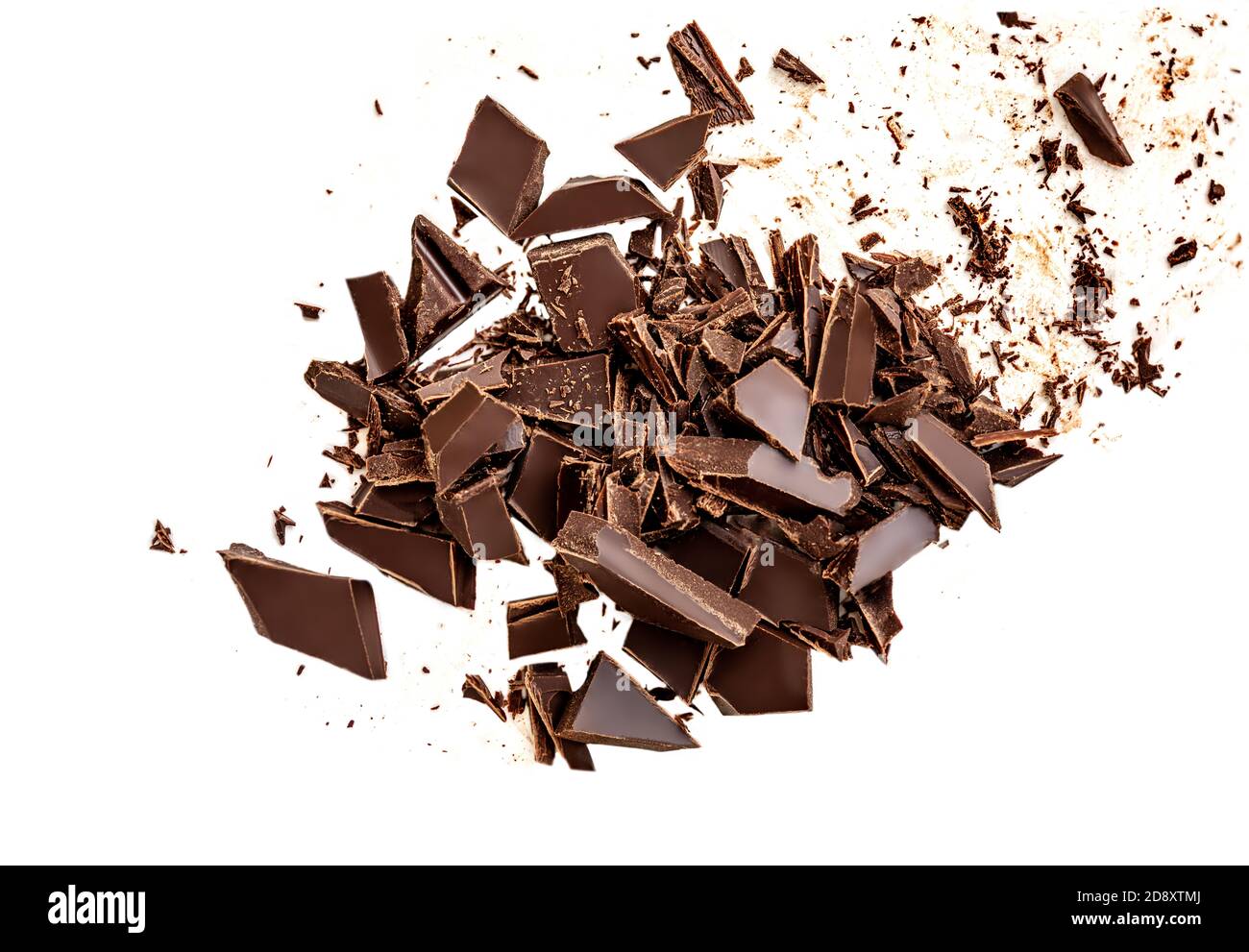 Fallende Schokoladenstücke und Späne isoliert auf weißem Hintergrund Stockfoto