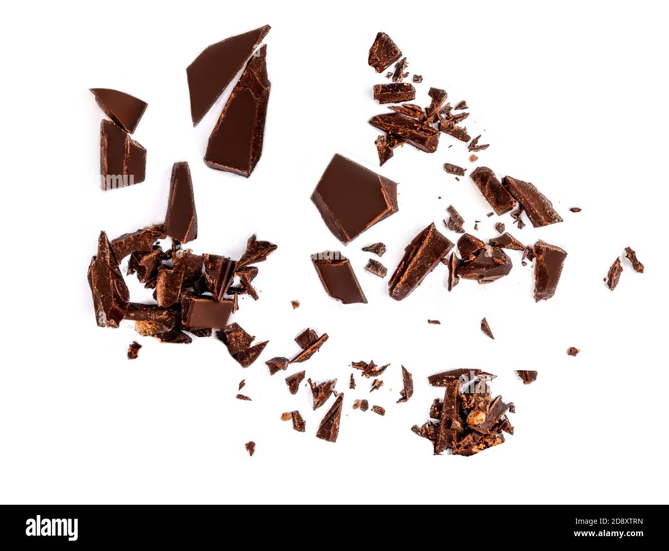 Fallende Schokoladenstücke und Späne isoliert auf weißem Hintergrund Stockfoto