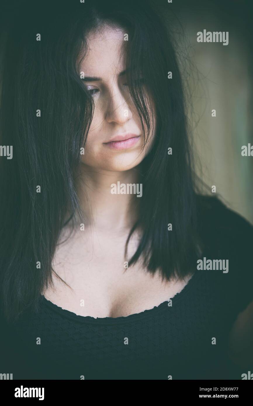 Traurige Frau Haar bedeckt Gesicht wegschauen Stockfoto