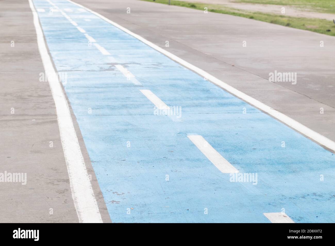 Spezielle Fahrradstraße für den Bürgersteig. Blauer Radweg Stockfoto