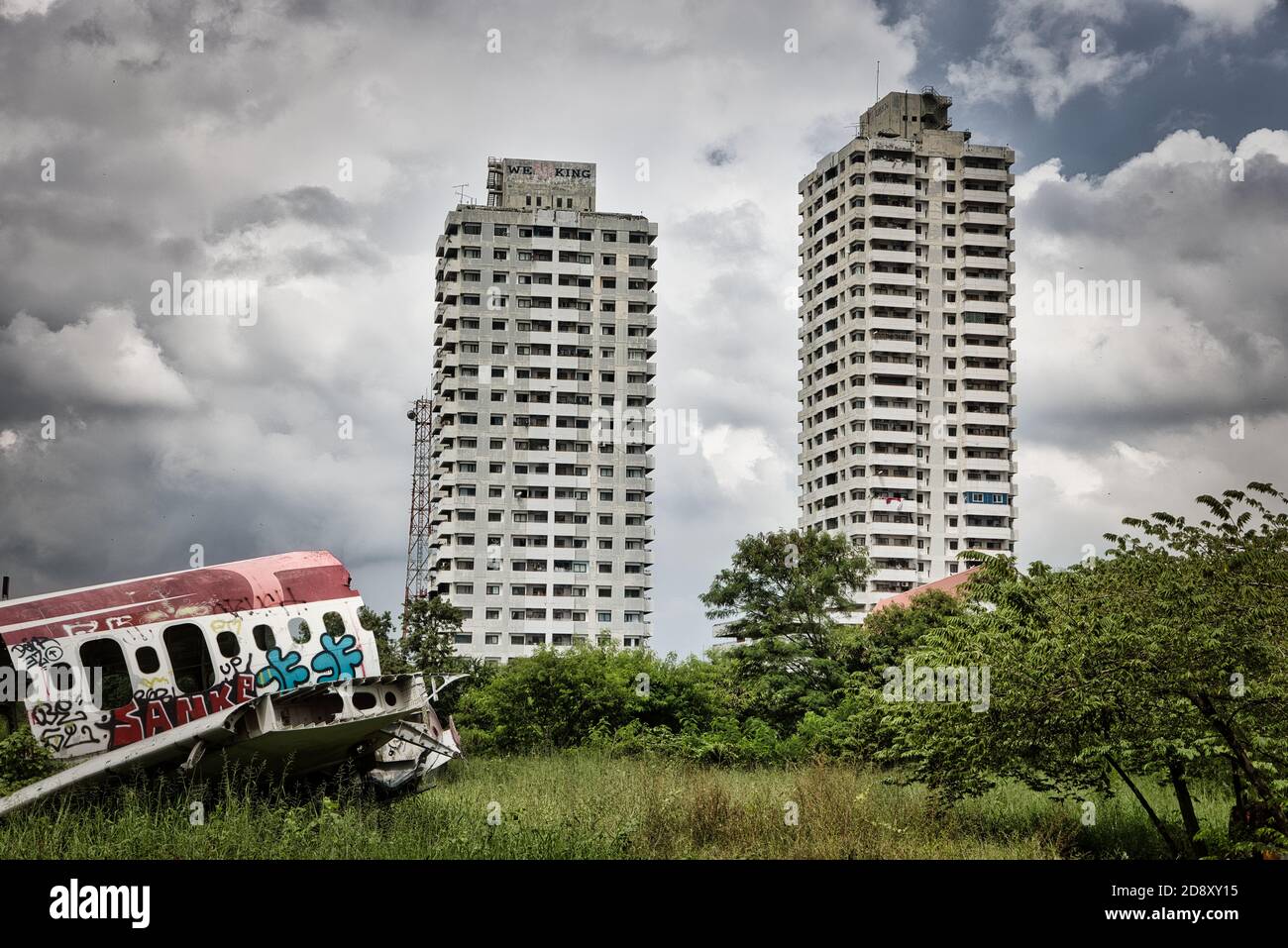 Dieses einzigartige Foto zeigt Wrack eines Passagierflugzeugs liegen In der Mitte einer Wiese auf einem Flugzeugfriedhof In Bangkok.- Thailand Stockfoto