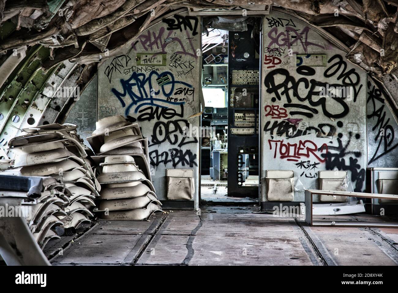 Dieses einzigartige Foto zeigt das Innere einer Boeing 747 Auch genannt Jumbo in einem Flugzeug Friedhof in Bangkok.- Thailand Das Flugzeug ist bereits verrottet Stockfoto