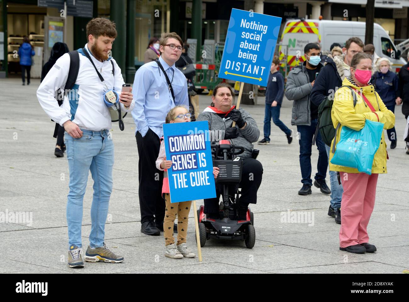 Menschen bei Verschwörungstheorie sammeln sich mit Plakaten Stockfoto